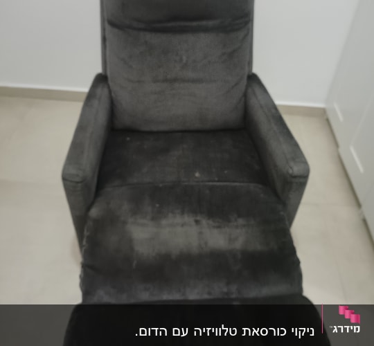 כורסה אפורה על רצפת אריחים